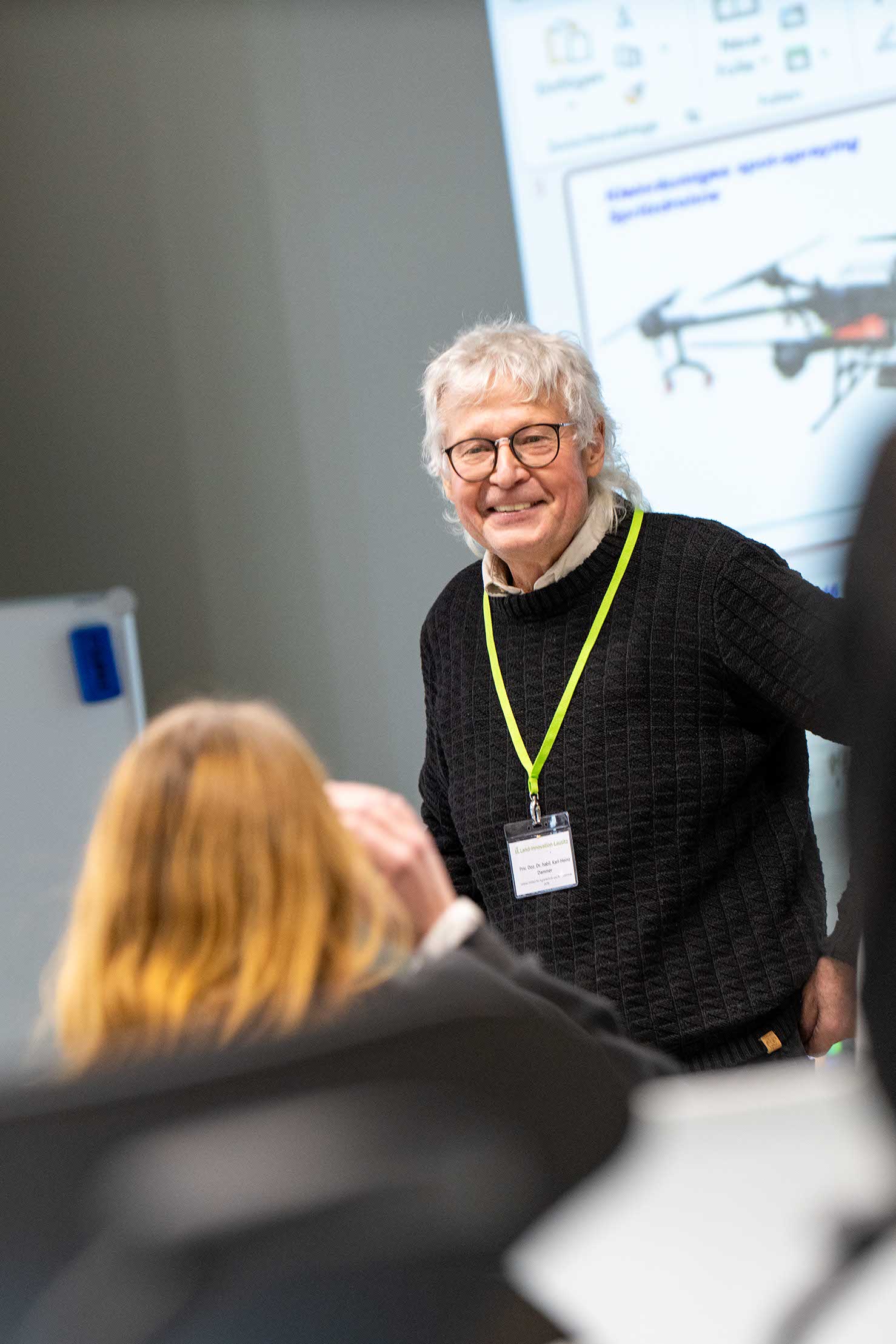 Dr. Dammer (ATB) beantwortet Fragen zur 3 Chip-Kamera einer Drohne zur Einsparung von Pflanzenschutzmitteln und Geldern © Sascha Thor | BTU