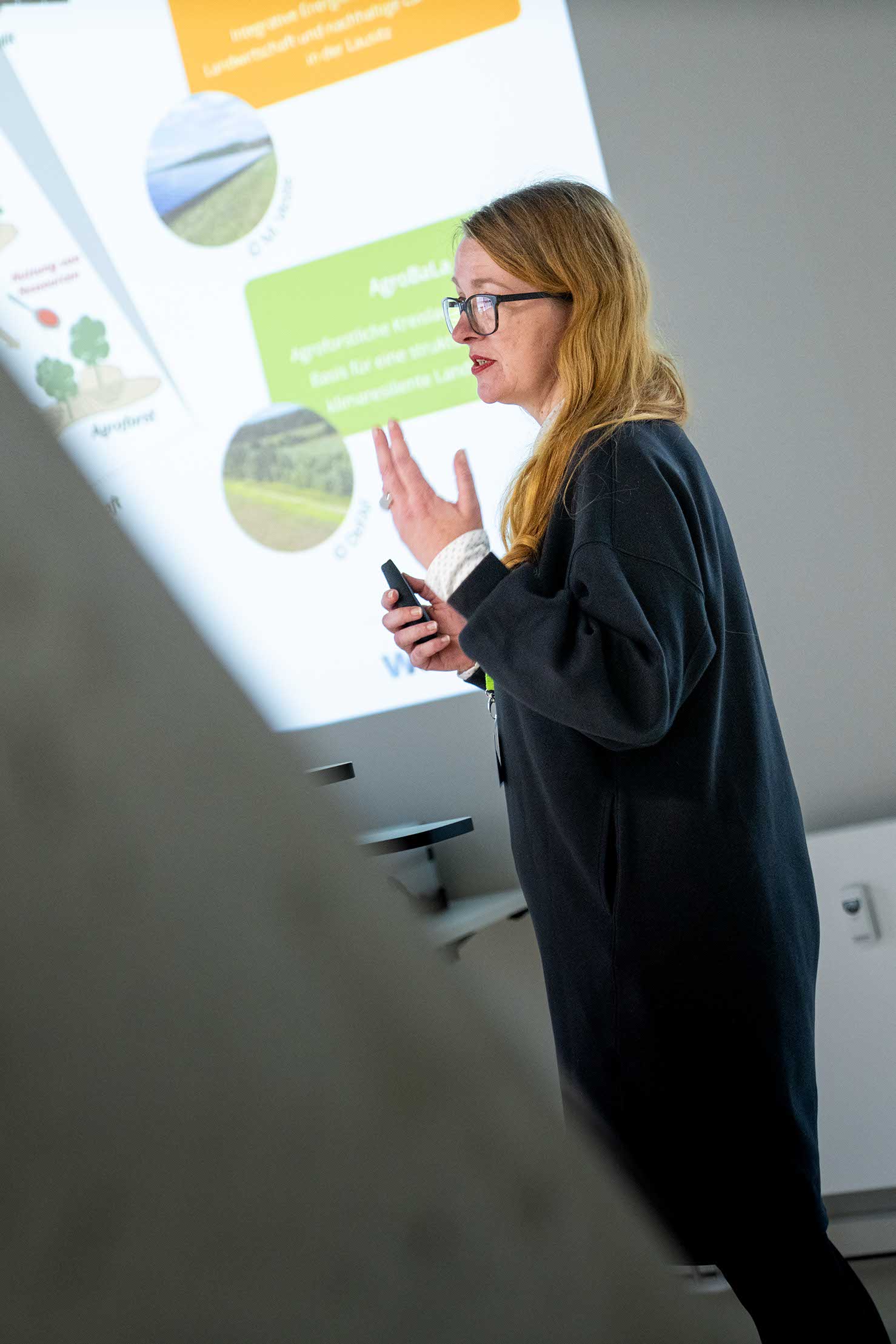 Nicole Köllner (GFZ) stelt die ergebnisse des LIL-Projekts LauMon Monitoring der Landschaftsraumoberflächen und Biodiversität mittels Drohnen- und Satellitendaten in der Modellregion Lausitz vor. © Sascha Thor | BTU